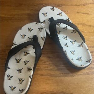 Women’s Bee Print Flip Flops - Black & White
